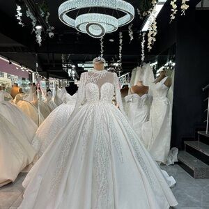 Elegant pre-loved wedding dress, worn only once. Comes with long veil.